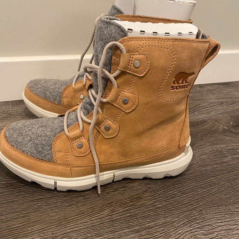 BRAND NEW Sorel Joan Felt winter boots size 8. Never worn - Picture 3 of 5